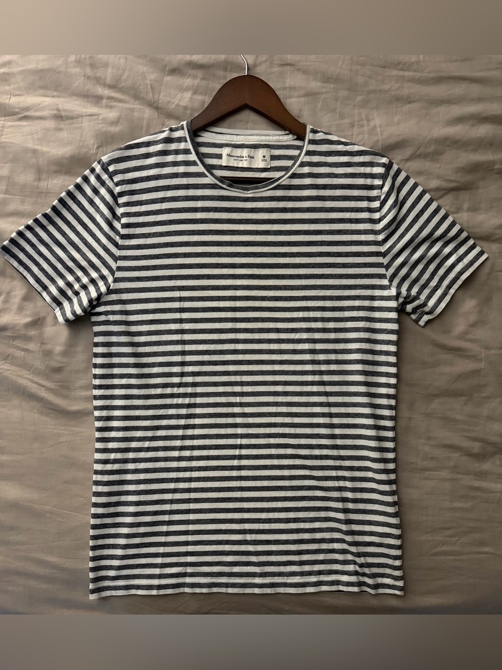 Abercrombie & Fitch Men’s Navy and White Striped Crew Neck Tee